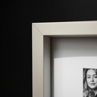 Frame corner with shadow gap